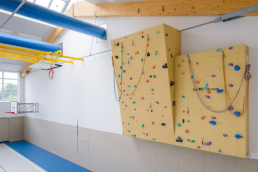 Architekturfotografie einer Kletterwand in einer Sporthalle