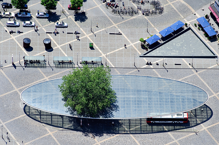 Luftbild einer Bushaltestelle vor dem Bahnhof in Osnabrueck