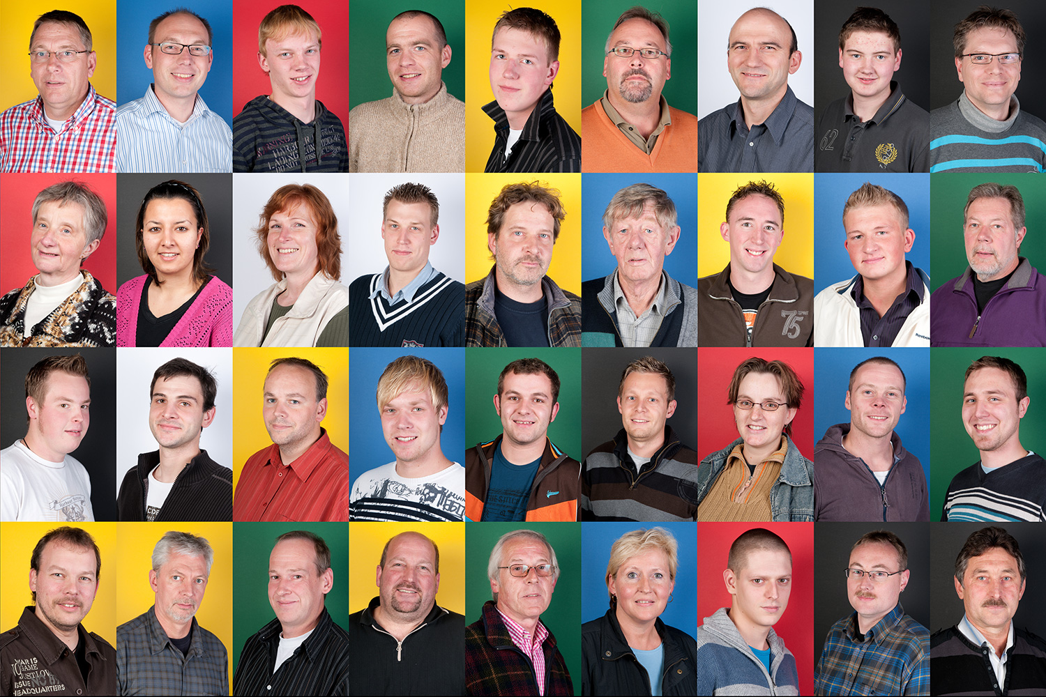 Portraitfotos von Mitarbeitern vor farbigen Hintergründen in Osnabrück